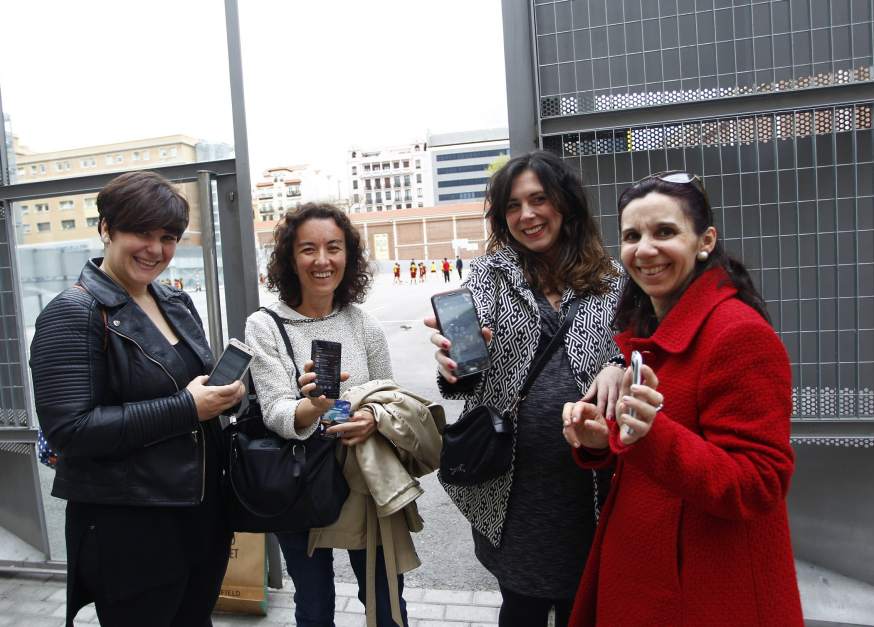 Grupo de mamas usando Whatsapp