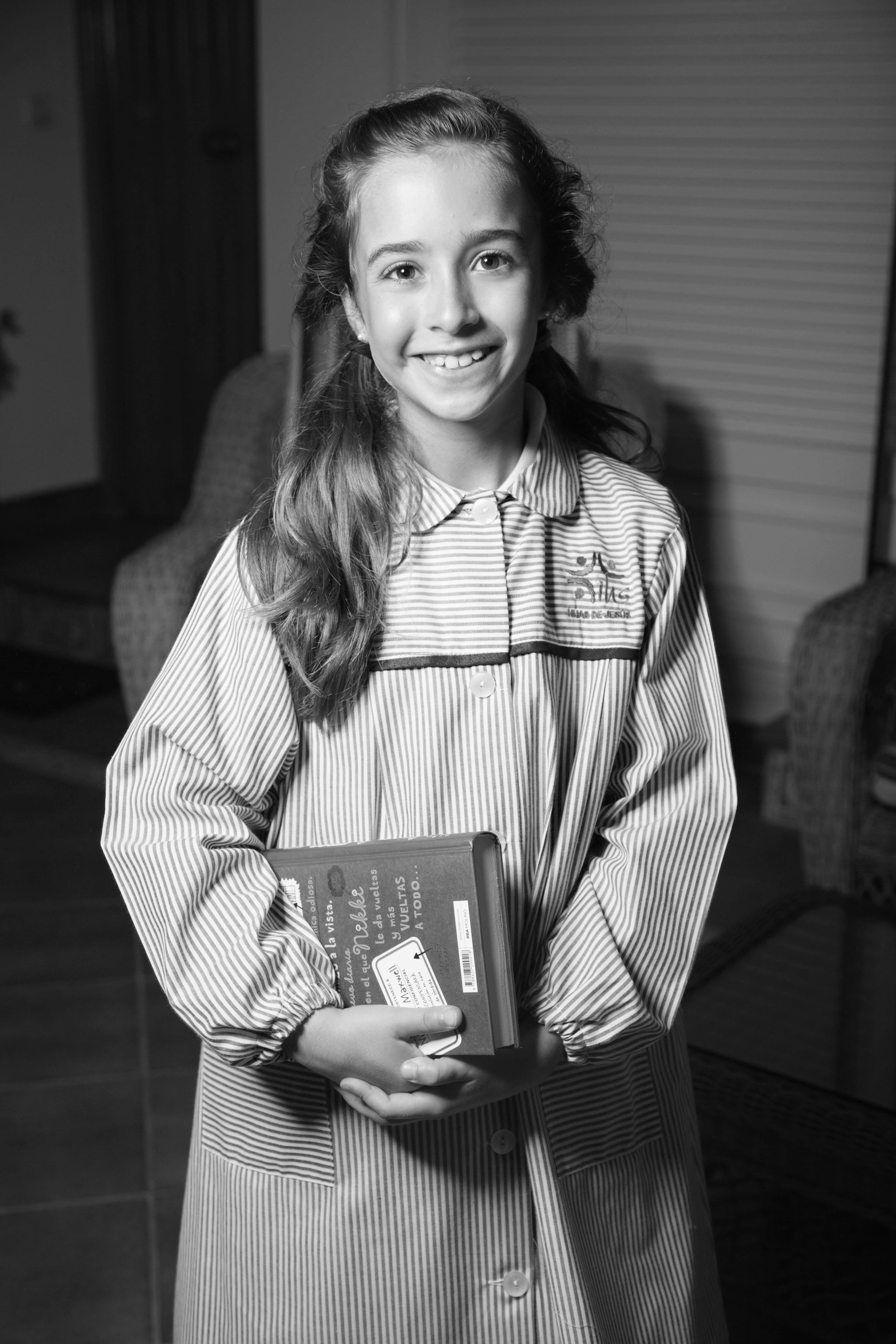 Niña leyendo libro